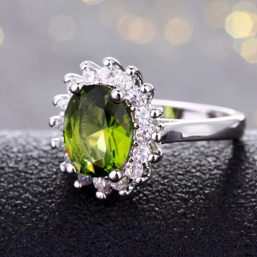 Elegant Green Gemstone Ring Sz 8